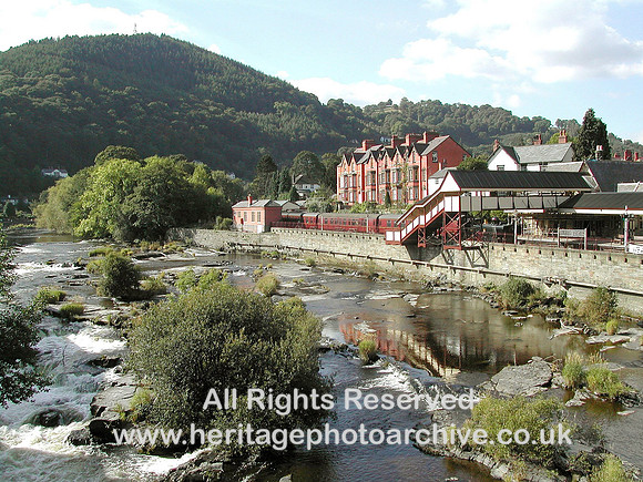 HRS 1042 Llangollen railway station and Dee 2003