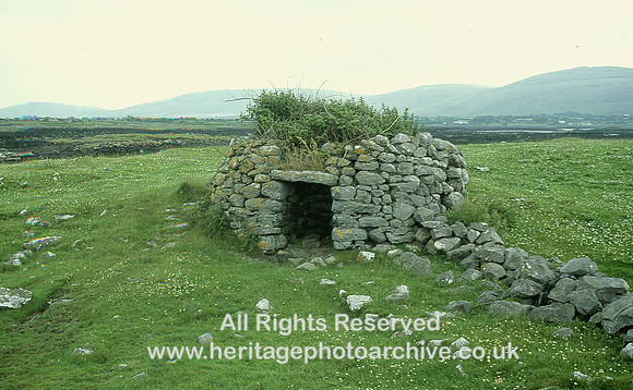 HRS 3447 Ireland, Clare stone sheep shelter 1994