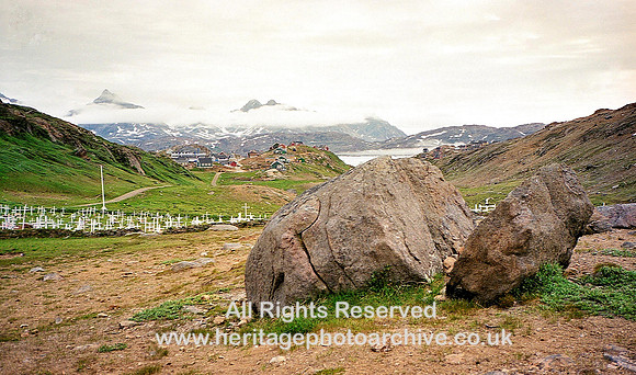 HRS 2453 East Greenland, Kulusuk cemetery ice-split rock