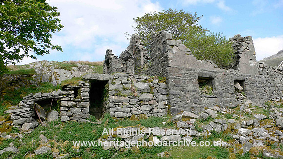 HRS 593 Arenig, Amnodd Wen farmhouse