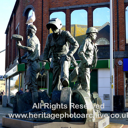 HRS 11434 Barrow-in-Furness, statue with seagull on head L1220230