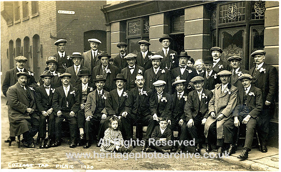 HRS 3050 Radcliffe, Cottage Tap picnic 1920