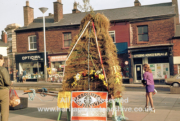 HRS 3190 Radcliffe, Rushcart on display in piazza 1974