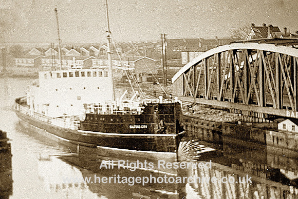 HRS 3845 Manchester  Ship Canal, Ship passing Barton swing aqueduct