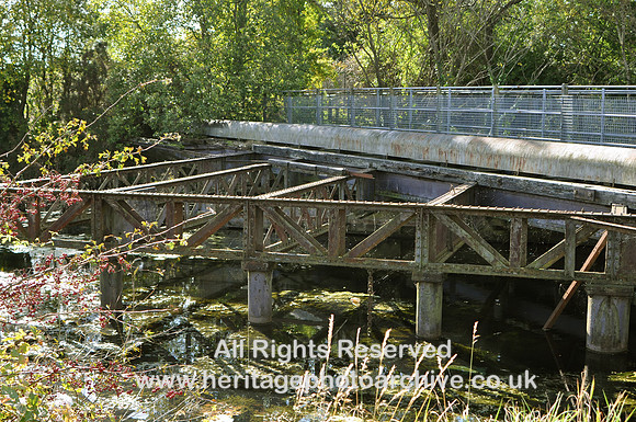 HRS 3877 Ulverston Canal, Railway bridge steelwork 2011