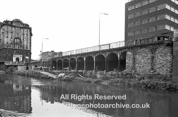 HRS 3915 Manchester, Irwell Arches and wharfage near Albert bridge 1980