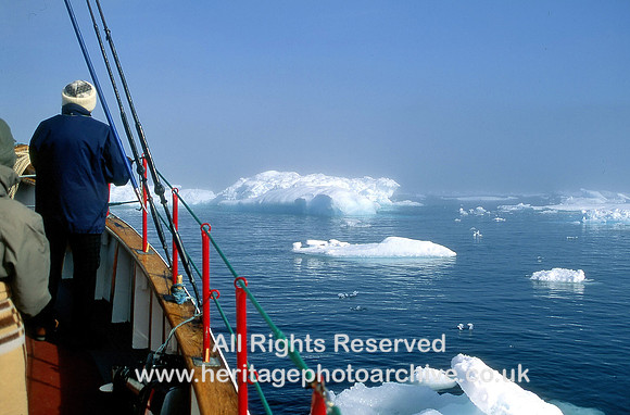 HRS 3405 East Greenland, Boat and icefloes