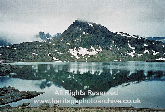 HRS 3419 East Greenland, Glacial lake and preferential ice moulding