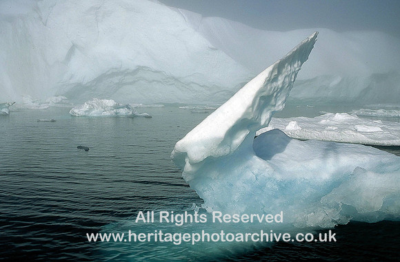 HRS 3422 East Greenland, Pointed iceberg
