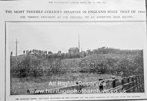 HRS 4001 Pretoria Pit Disaster 1910 crowd on rucks