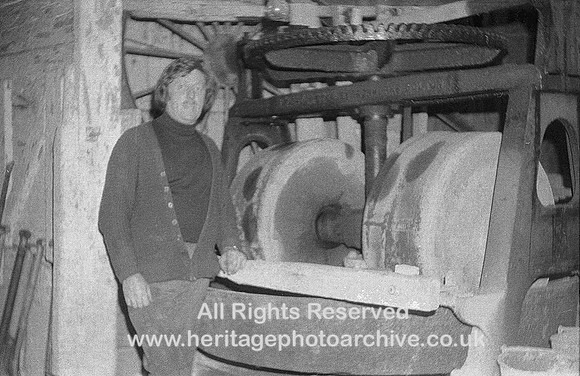 HRS 4521 Eli Whalley grinding pans 1970s