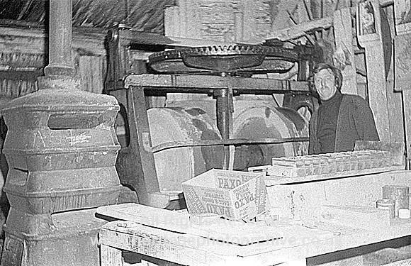 HRS 4522 Eli Whalley 3 pans, stove and mould bench 1970s