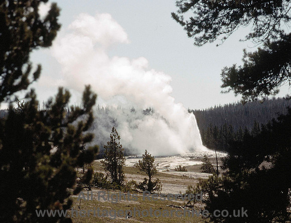 HRS 4570 USA, Yellowstone NP fumerole in distance