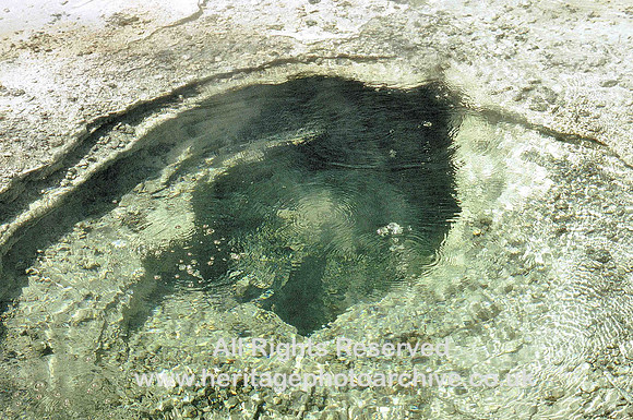HRS 96 USA Yellowstone NP eye shaped hot spring