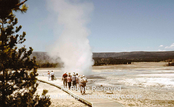 HRS 98 USA Yellowstone NP visitors approach geysir