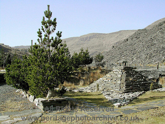 HRS 5214 Robin Jones slate garden pyramid 2004