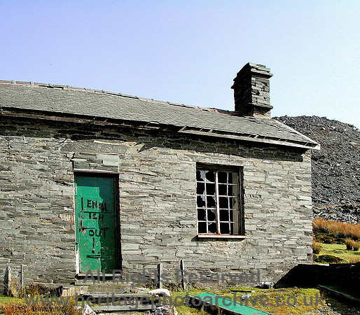 HRS 5227 Quarry office with anti-english slogan 2004