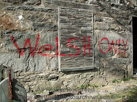 HRS 5269 Cwmorthin, Anti-english slogan 2004