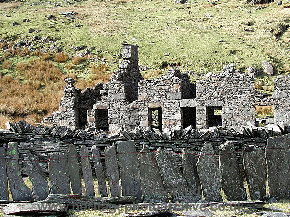 HRS 5278 Conglog, NW end buildings slate fence 2004