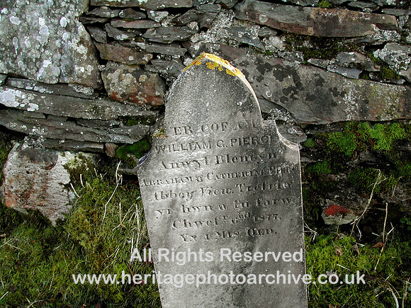 HRS 5437 Tyddyn bach chapel Wll Pierce 2004