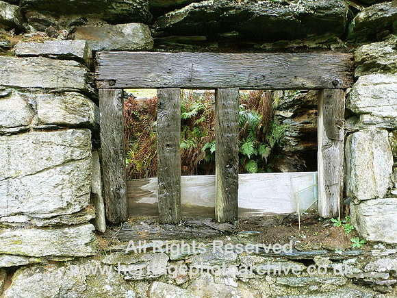 HRS 5471 Wooden window light Lledwigan 2009