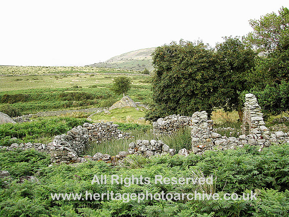 HRS 5524 Maeneira, Gen view of cottage and enclosure 2003