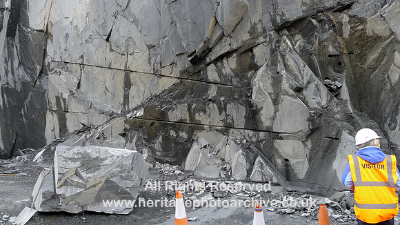 HRS 9161 Kirkby Quarries, rock face and cuts L1060418