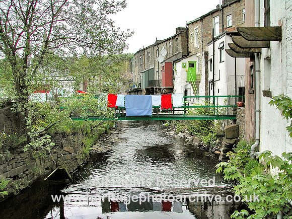 HRS 6487 Waterfoot, washing-lines over the Irwell 2005