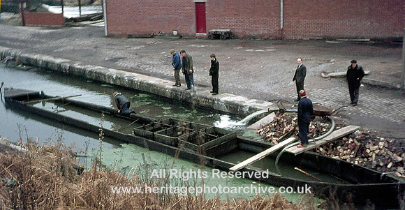 HRS 293 MBBC, Canalboat with boxes, Bury 1973