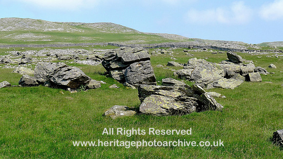 HRS 6660 Norber, Scattered irregular erratics