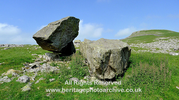 HRS 6658 Norber, Twin erratics near swallowhole