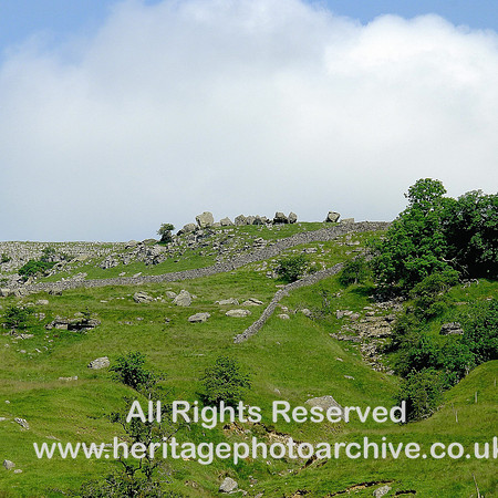 HRS 6668 Norber, Stranded erratics on escarpment
