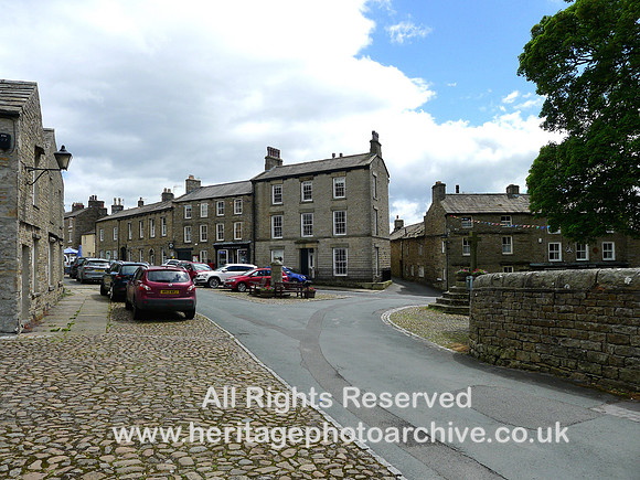 HRS 11159 Wensleydale, Askrigg, village pump and memorial 2022