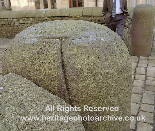 HRS 8255 Stonyhurst courtyard cast iron retort with cracks