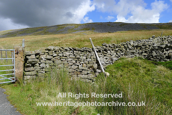 HRS 8309 Leck Fell Three Men of Gagareth cairns on top L1160701