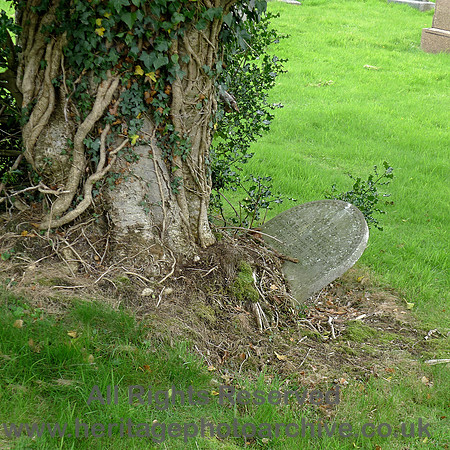 HRS 8323 Quernmore churchyard a grave situation L1160717