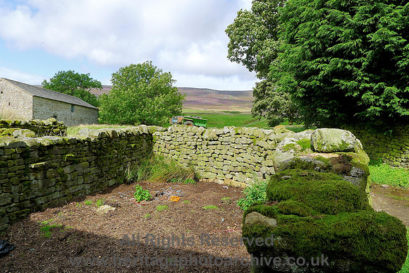 HRS 8329 Tarnbrook, animal enclosure near barn L1160728