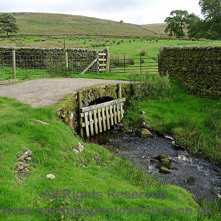 HRS 8339 Tarnbrook, Gilberton farm, stone arch bridge L1160743
