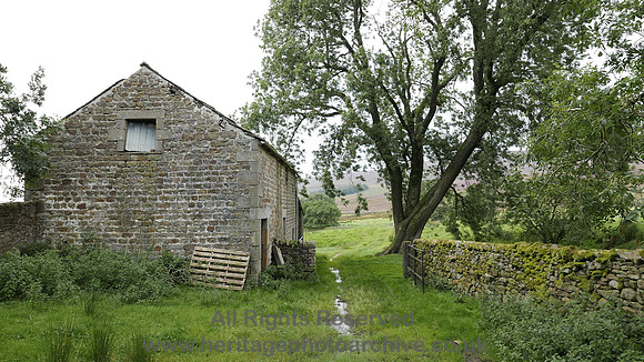 HRS 8349 Tarnbrook, Spreet Clough barn and tree L7700115