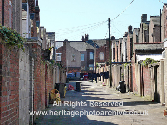 HRS 8895 Barrow, back street with washing across L1130715