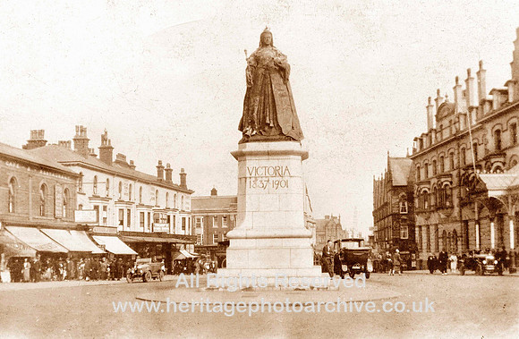 HRS 2515 Southport, Nevill St, Queen Victoria statue 1930