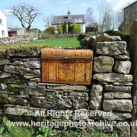 HRS 9243 Orton, tin-plate box in wall