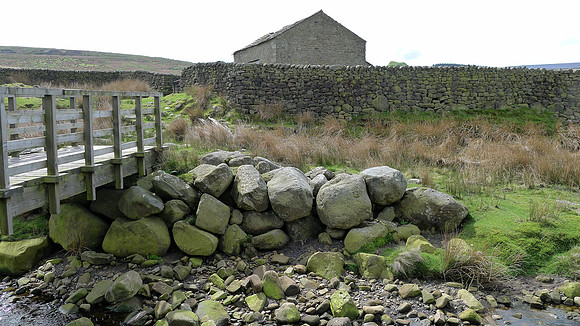 HRS 9295 Tarnbrook, Pea Carr Barn footbridge L1170392
