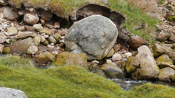 HRS 9300 Tarnbrook, Pea Carr Barn, glacial boulder erosion L7710968