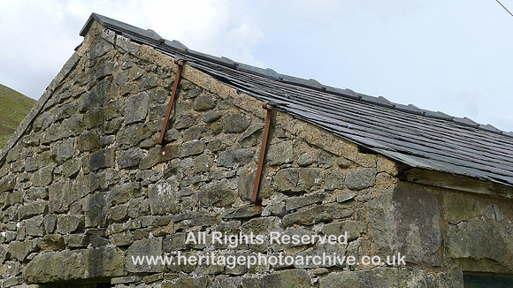 HRS 9276 Dunsop Valley, shelter Welsh slate roof brackets L1170424