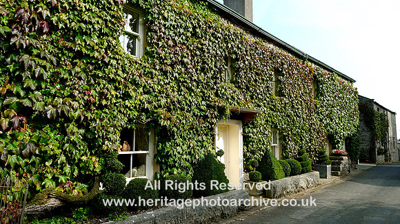 HRS 9425  Dendron ivy-clad cottages near church L1090681