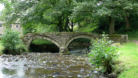 HRS 9716 Wycoller, double arch packhorse bridge L1180523