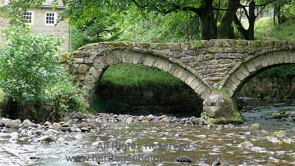 HRS 9717 Wycoller, double arch packhorse bridge telephoto L1180524