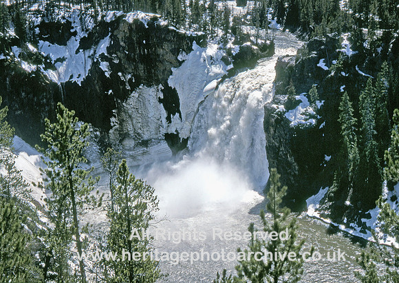 HRS 4568 USA, Yellowstone National Park, waterfall fall