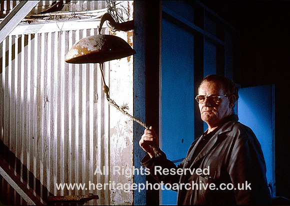 HRS 9992 St Helens, Pilkington Glass, 6.0 Sounding the flush bell 1980